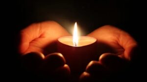 Minuto de silencio y velas por el terremoto