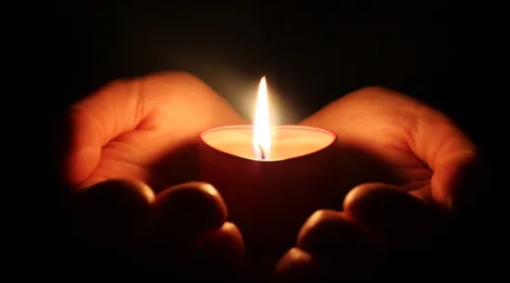 Minuto de silencio y velas por el terremoto