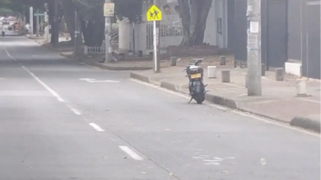 Moto cerca del batallón Pichincha causó temor y la vía fue cerrada en Cali: luego, autoridades descartaron explosivo, pero el dueño se llevó sorpresa