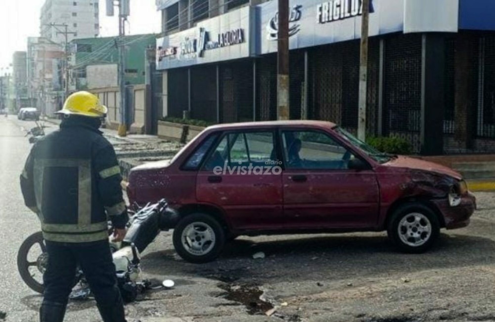Motorizado de 19 años lesionado en aparatosa colisión con Festiva en la Av. Francisco de Miranda de El Tigre