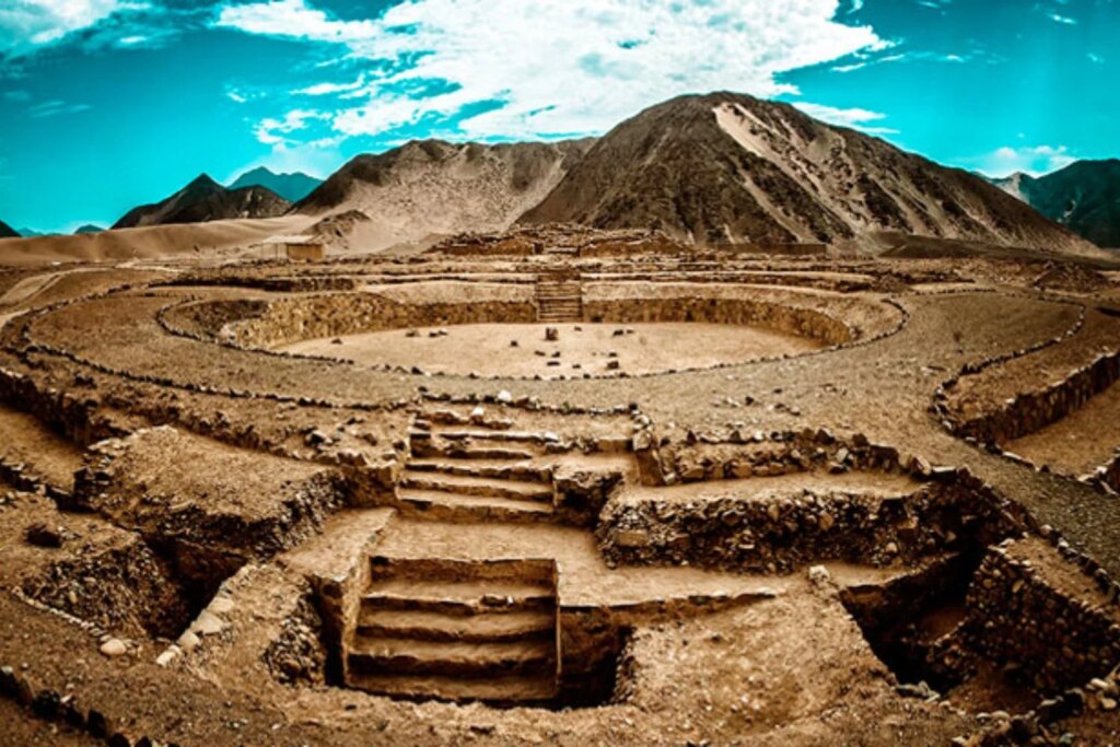 Mucho antes de Tikal y Cusco, una ciudad peruana ya levantaba pirámides y plazas ceremoniales. Caral obliga a buscar en el desierto el verdadero origen urbano de América