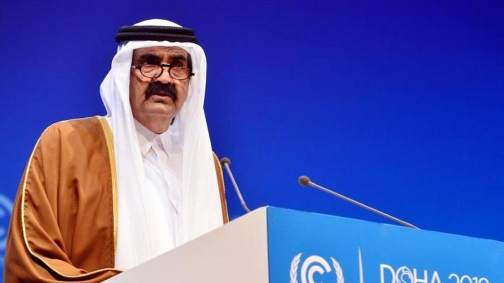 Archivo.- El entonces emir de Catar, el jeque Hamad bin Khalifa Al Thani, pronuncia un discurso durante la sesión plenaria del segmento de alto nivel de la XVIII Conferencia de las Partes (COP18).
