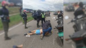 Muere motorizado en triple choque