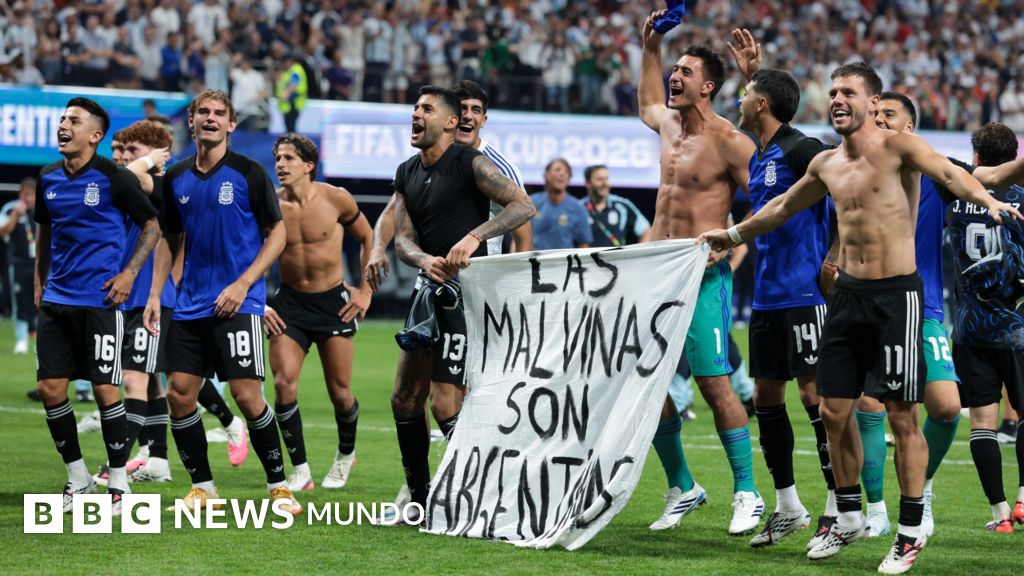 Mundial 2026: Argentina se enfrenta a una multa por exhibir una pancarta de las Malvinas tras vencer a Inglaterra.
