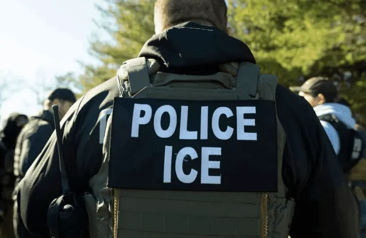 Murió un migrante venezolano bajo custodia del ICE: Causa preliminar sería un paro cardíaco