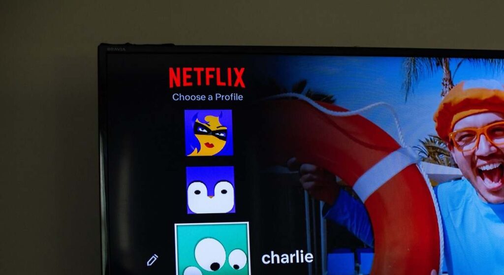 Netflix cumple con sus resultados, pero su receta de más deportes, 'youtubers' e IA para reactivar el crecimiento decepciona al mercado