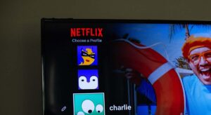 Netflix cumple con sus resultados, pero su receta de más deportes, ‘youtubers’ e IA para reactivar el crecimiento decepciona al mercado