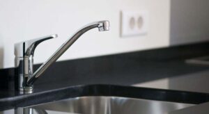 Ni vinagre ni bicarbonato: la forma ideal de desatascar el fregadero de casa
