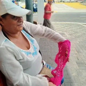 Nieves Piña, "La Hilandera" del Paseo Ciencias: tejiendo resiliencia en el corazón de Maracaibo