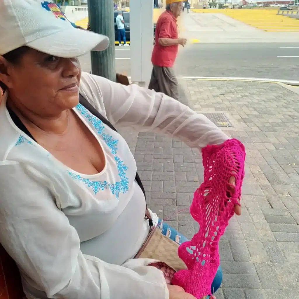 Nieves Piña, "La Hilandera" del Paseo Ciencias: tejiendo resiliencia en el corazón de Maracaibo