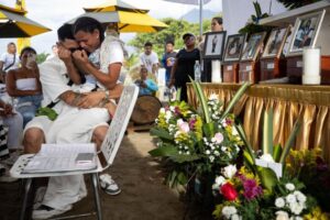 “No es nada fácil”, un venezolano despide a su madre, su esposa, dos hijas y su sobrino