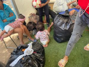 Nos dan teteros preparados, pero apenas podemos lavar los envases