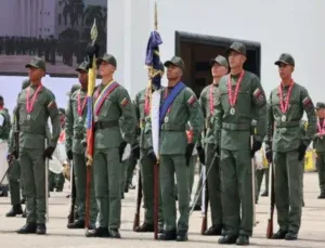 Oficiales de la UMBV rompen la tradición y se gradúan en traje