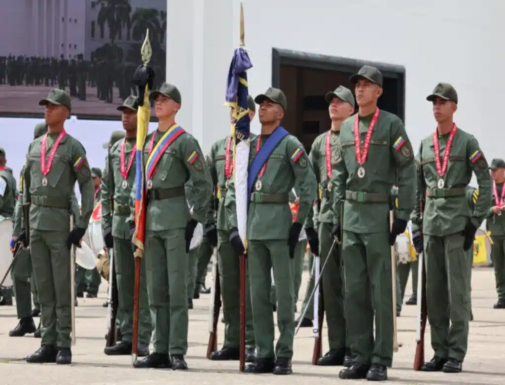 Oficiales de la UMBV rompen la tradición y se gradúan en traje