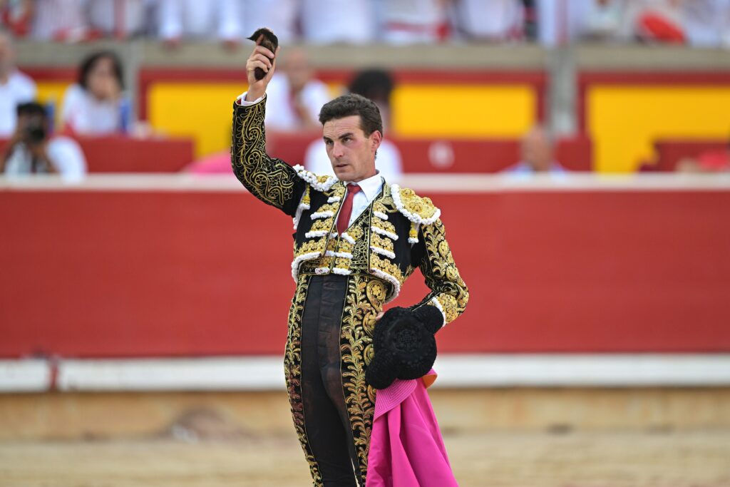 Fernando Adrián, con la oreja que cortó a su segundo toro.