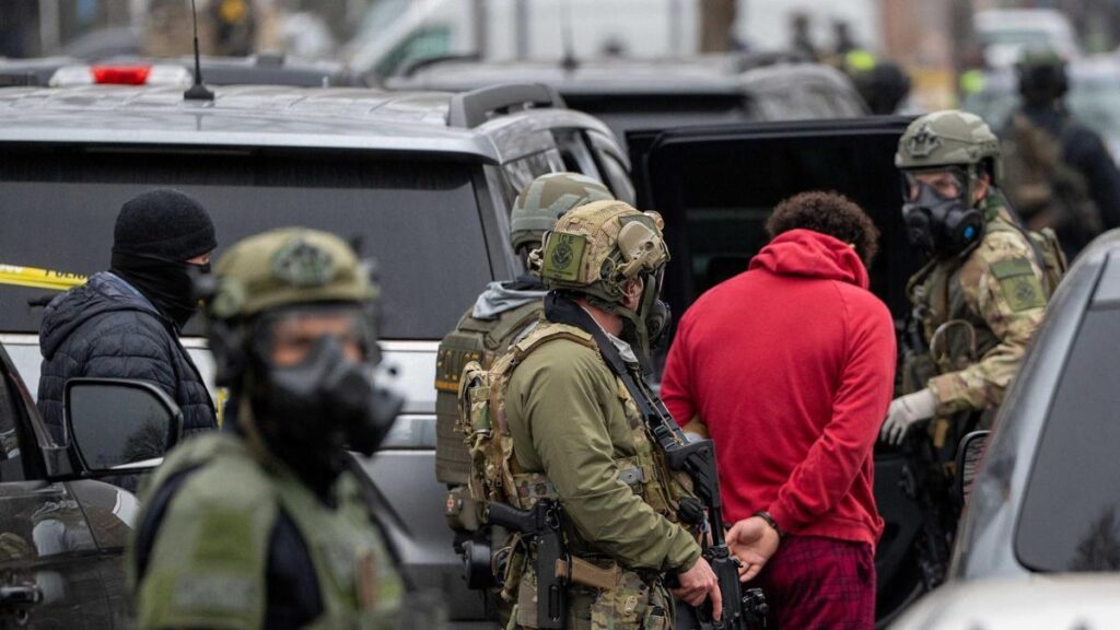 Agentes del ICE de EEUU deteniendo a inmigrantes.