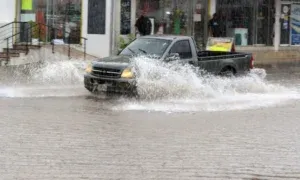 Palo de agua con tormenta eléctrica en Maracaibo; Se cae el cielo –