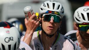 Pogacar supera a Carapaz en etapa crucial de Tour de Francia