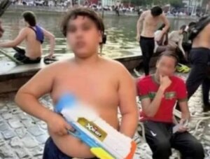 Polémica nacional en Francia por Hamza ‘la aduana’, el niño de 14 años que aterroriza a los turistas con pistola de agua y gas pimienta