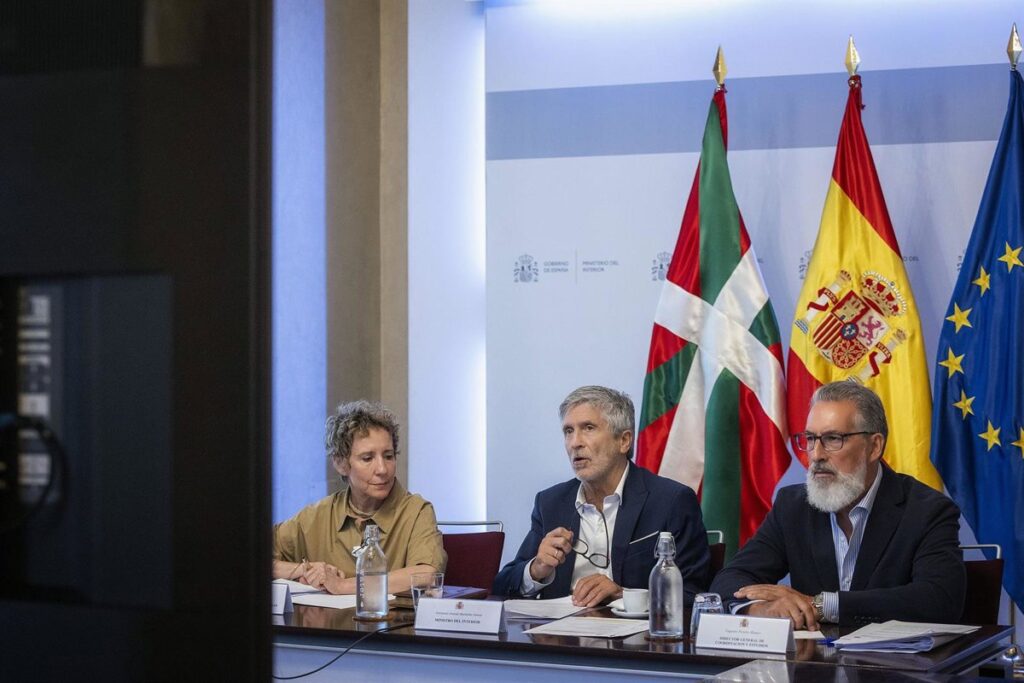 Policías critican a Interior por "debilitar" las competencias de extranjería tras el acuerdo con la Ertzaintza