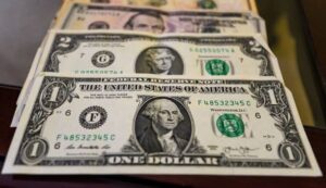 Precio del dólar del 15 de julio sobrepasa los 725 bolívares