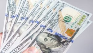 Precio del dólar del 9 de julio pasa otra centena
