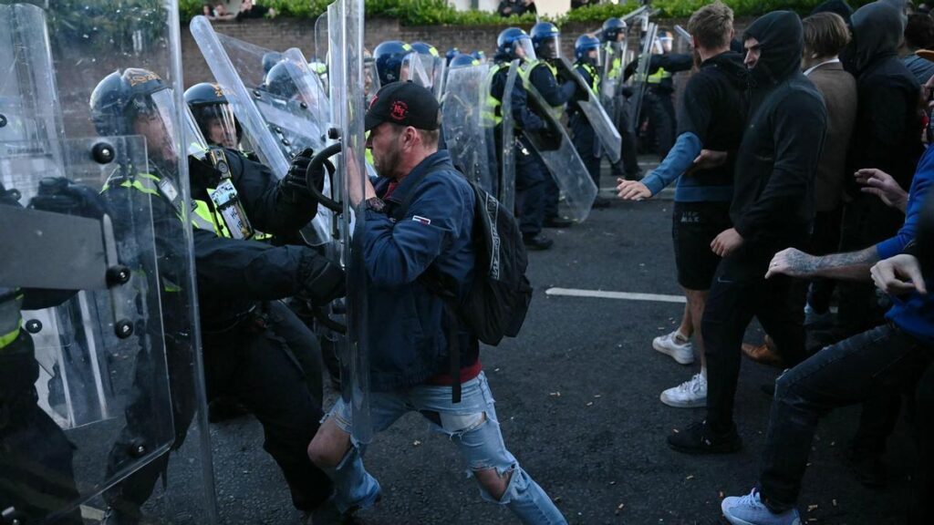 Manifestantes empujan contra un cordón de la Policía cerca de la comisaría de Portswood, durante los enfrentamientos por la muerte del joven Henry Nowak a manos de un hombre sij, Vickrum Digwa.