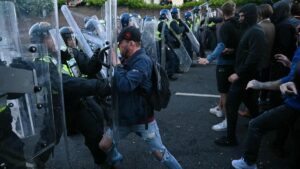 Proceso interno | La policía británica investiga a dos agentes por los errores en la detención de Henry Nowak, el joven apuñalado por un hombre sij | elperiodico.com