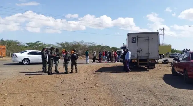 Protestan y cierran la carretera Falcón-Zulia por cortes eléctricos