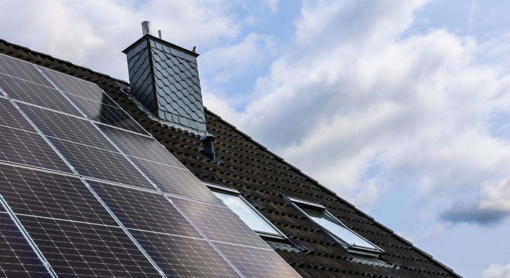 Qué es una chimenea solar y por qué la recomiendan para enfriar las casas y eliminar el aire caliente del interior