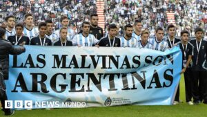 Qué ha pasado en otras ocasiones cuando los futbolistas han mostrado pancartas políticas como los de Argentina con las Malvinas/Falklands
