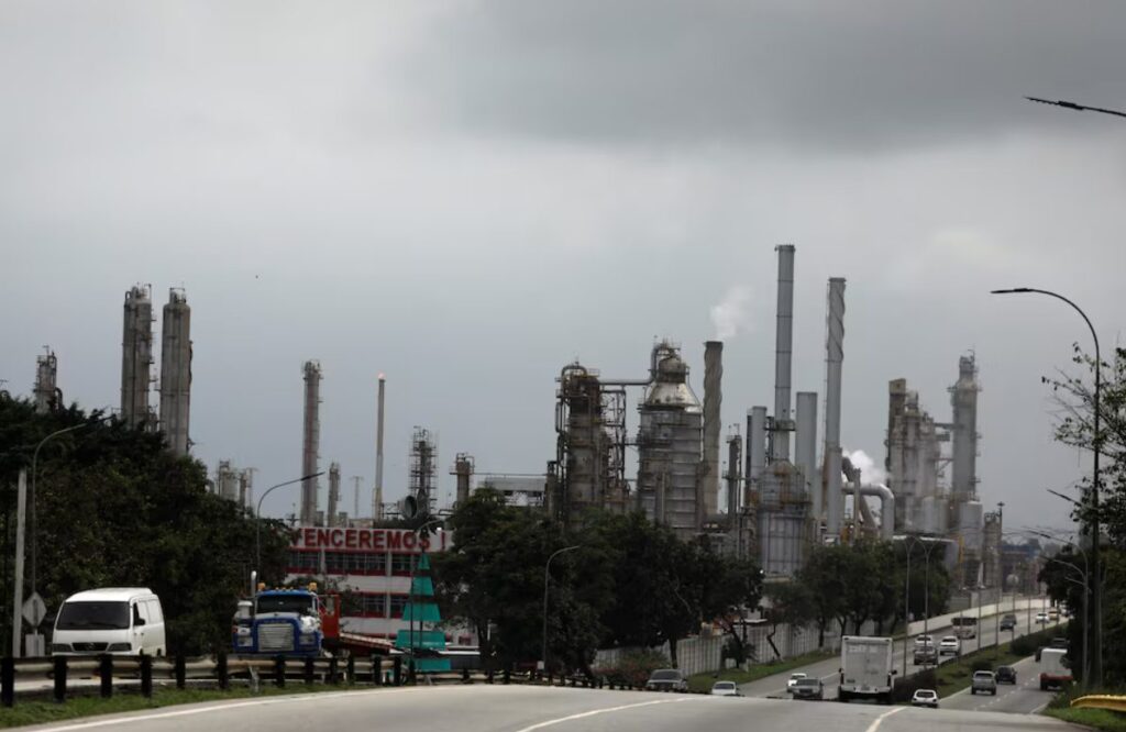 Refinerías presionan a comerciantes para que tomen una mayor porción del petróleo venezolano