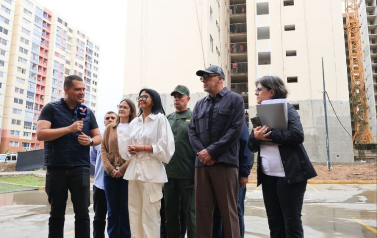 Gobierno interino entregó viviendas equipadas a familias afectadas por los terremotos en Caracas