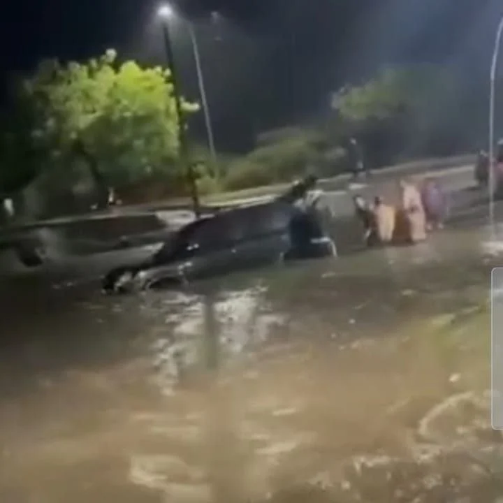 Reportan desborde de cañadas e inundaciones en Milagro Norte -