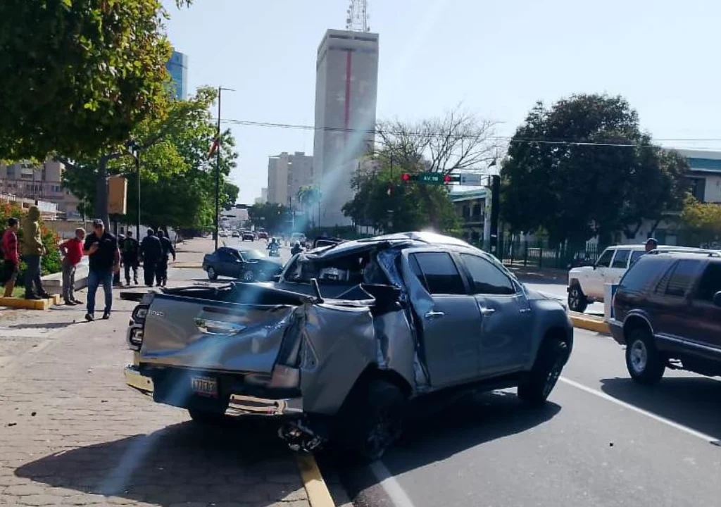 Reportan fuerte colisión entre carro y camioneta en 5 de Julio: Un semáforo quedó destruido en la carretera