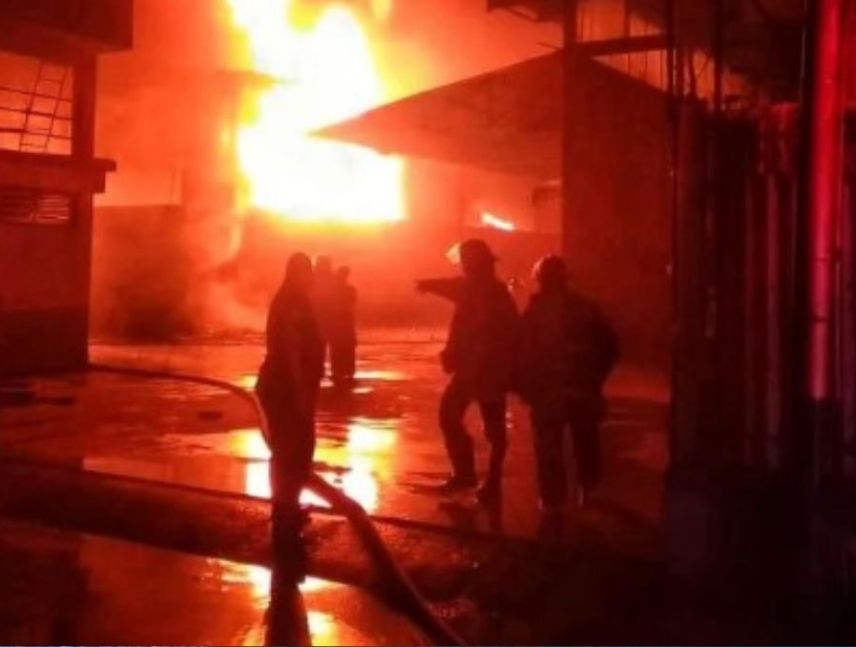 Reportan incendio en galpón de tanques plásticos en Aragua