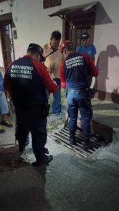 Rescatan a una canina atrapada en tranquilla de aguas pluviales