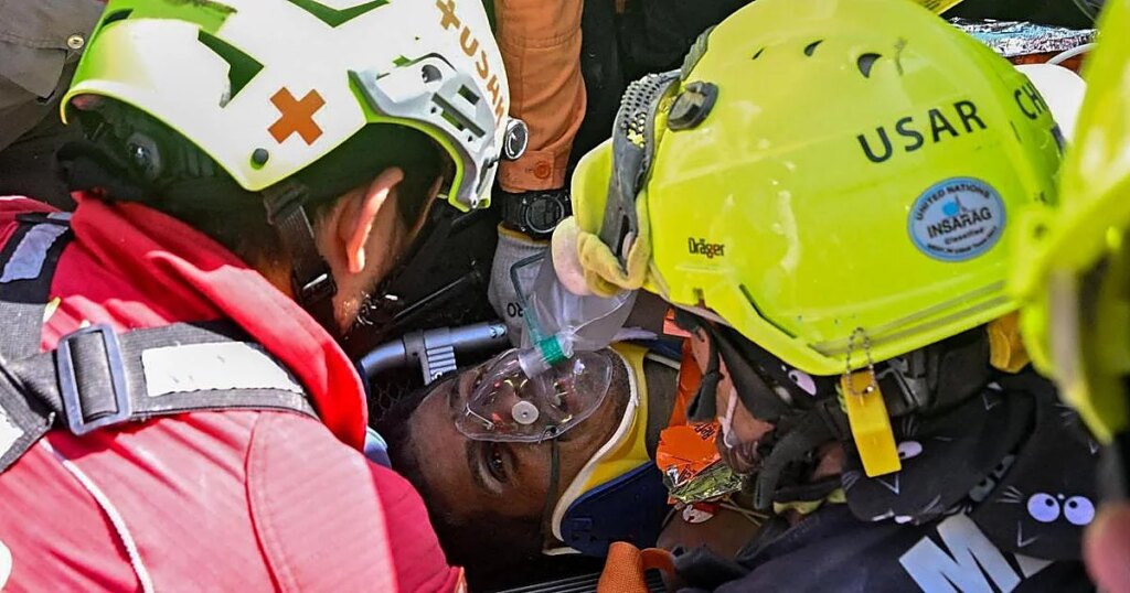 Rescatan con vida al vigilante venezolano que llevaba ocho días bajo los escombros del terremoto