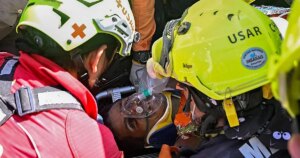 Rescatan con vida al vigilante venezolano que llevaba ocho días bajo los escombros del terremoto