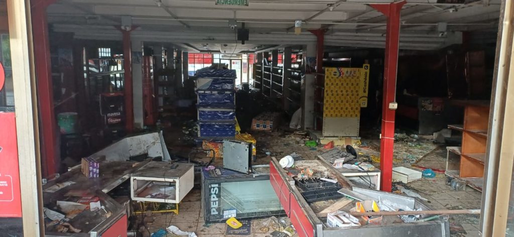 Rescatista continúa labores en La Guaira: «Tratamos de devolver un cuerpo entero a sus familiares»