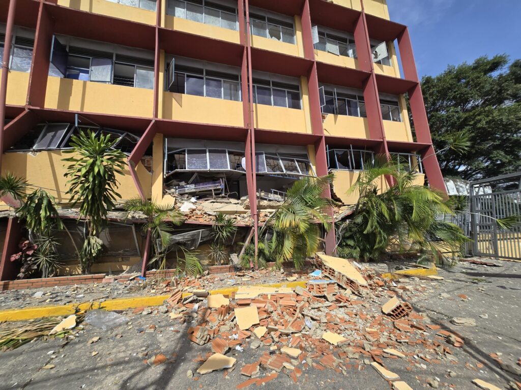 Restringen acceso y trasladan pacientes en tres hospitales de Caracas
