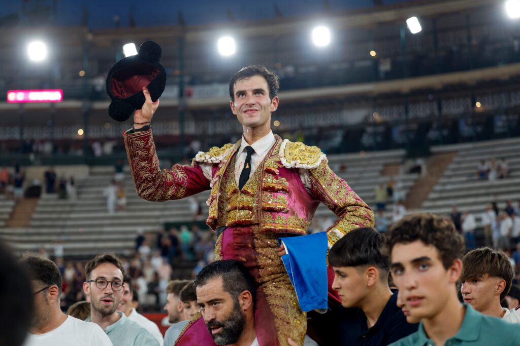Samuel Navalón, a hombros, tras cortar tres orejas a los toros de El Torero.