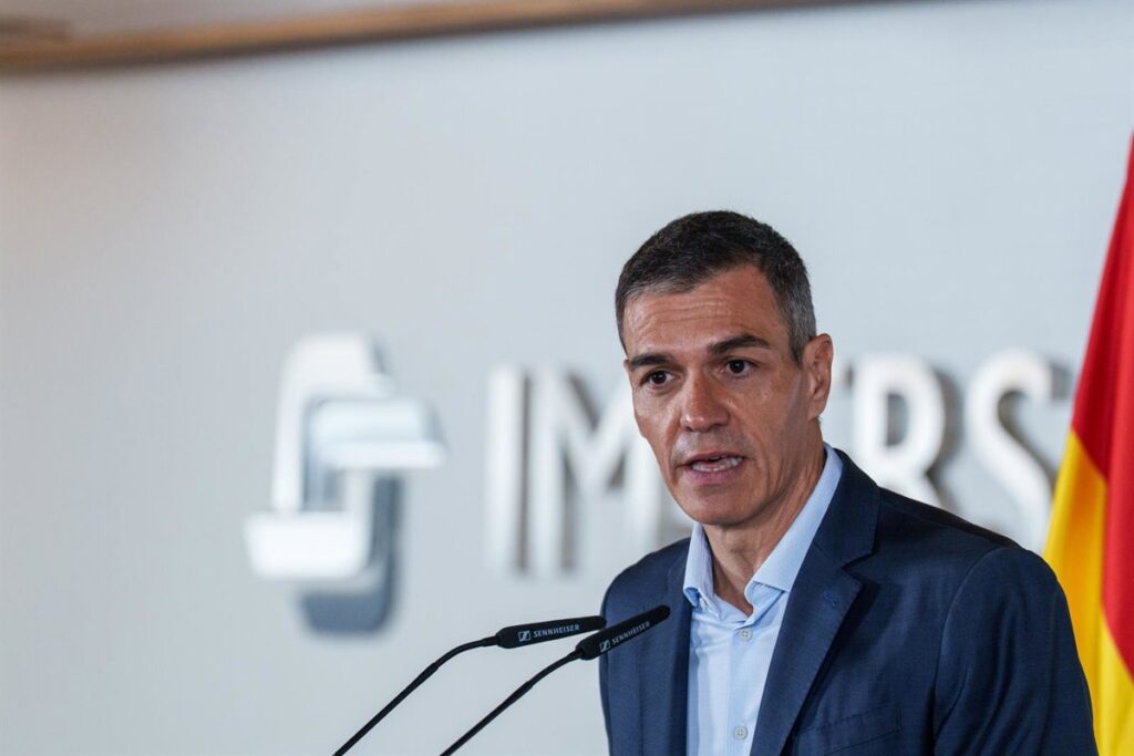 Sánchez informa del despliegue de efectivos de la UME y el MITECO para colaborar en los incendios y pide precaución