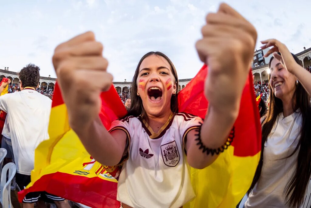 Se distancia del «imaginario tradicional del fútbol y de algunos símbolos nacionales»: cómo la segunda camiseta de la Selección dio en el blanco | elmundo.es