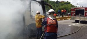 Se incendió autobús en la Autopista Regional del Centro