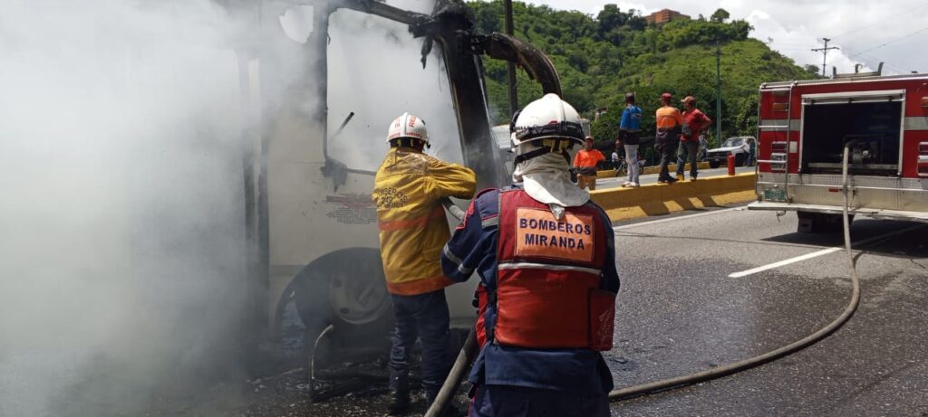 Se incendió autobús en la Autopista Regional del Centro