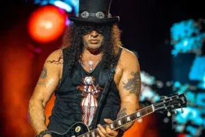Slash tiende su mano a Venezuela
