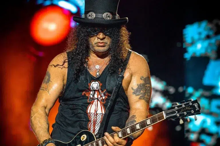 Slash tiende su mano a Venezuela