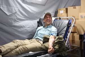 Subsecretario de Agricultura de EE.UU. dona sangre durante visita a hospital de campaña en La Guaira – AlbertoNews
