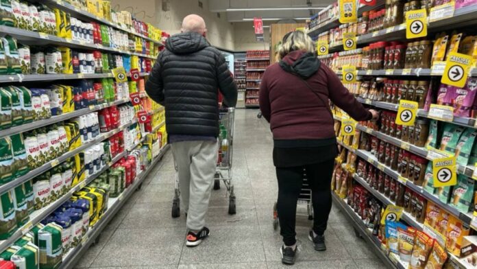 Supermercados y fanáticos en Argentina se preparan para alentar a la albiceleste en la final del Mundial 2026